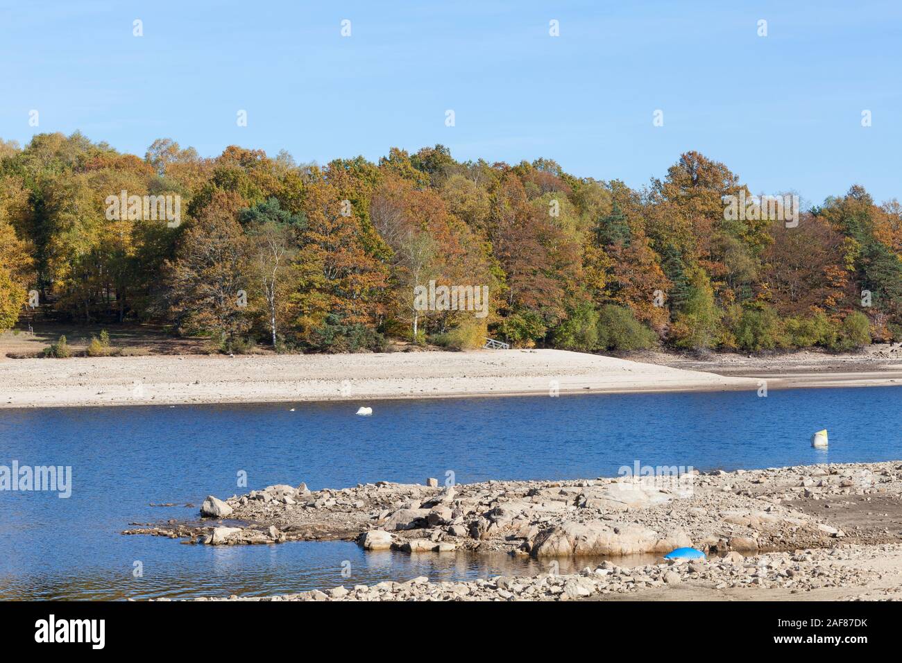 Lac de Vassivière, Creuse, Plateau de Millevaches, Nouvelle-Aquitaine, Frankreich, im Herbst Stockfoto