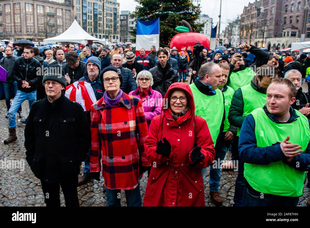 Menschen Redner während der Demonstration am Dam applaudieren. Zum ersten Mal und nach mehreren Protesten in anderen Städten, Landwirte beschlossen in Amsterdam, wo sie ihre Traktoren in der Mitte der Stadt fuhren zu demonstrieren. Niederländische Bauern fordern für die Regierung zu klaren Entscheidungen hinsichtlich der Probleme im Zusammenhang mit Stickstoff-Emissionen. Stockfoto