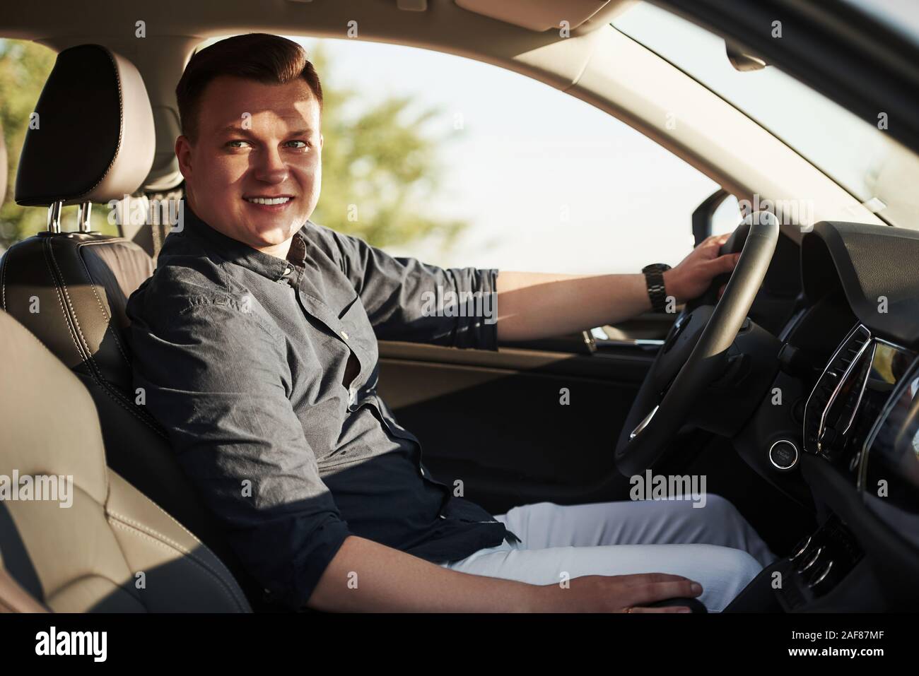 Es fühlt sich super. Fahrer fühlt sich gut in seinem neuen Auto. Reiten auf sonnigen Tag Stockfoto