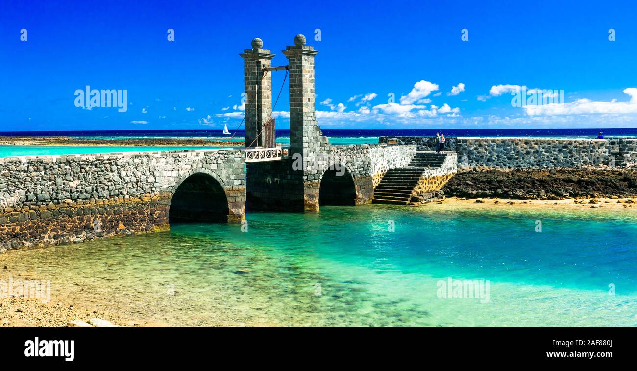 Beeindruckende alte Brücke in Arrecife, Lanzarote, Spanien. Stockfoto