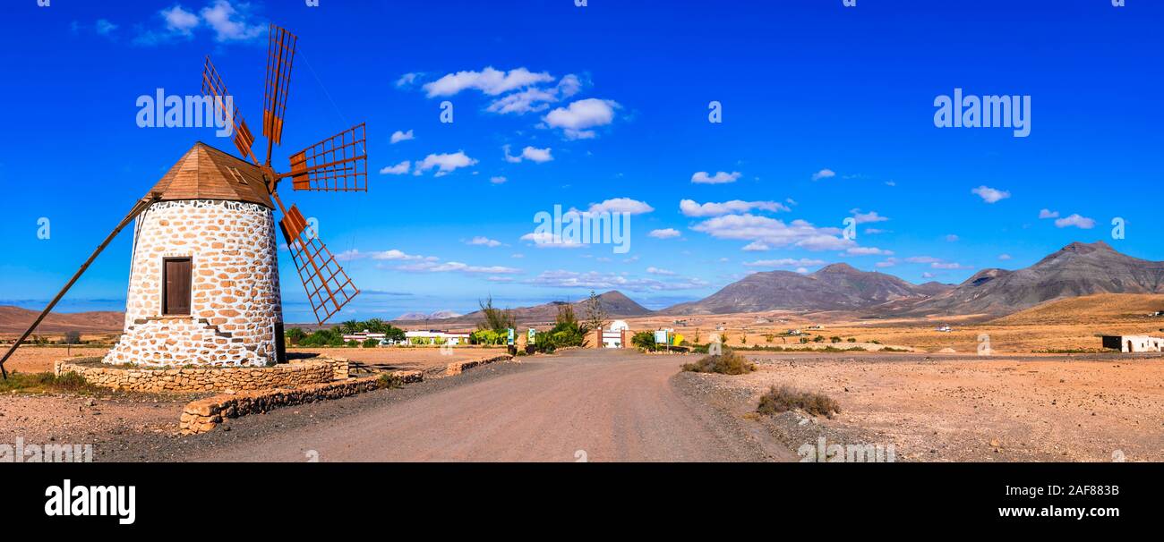 Traditionelle Windmühle und Berge in Insel Fuerteventura, Spanien. Stockfoto