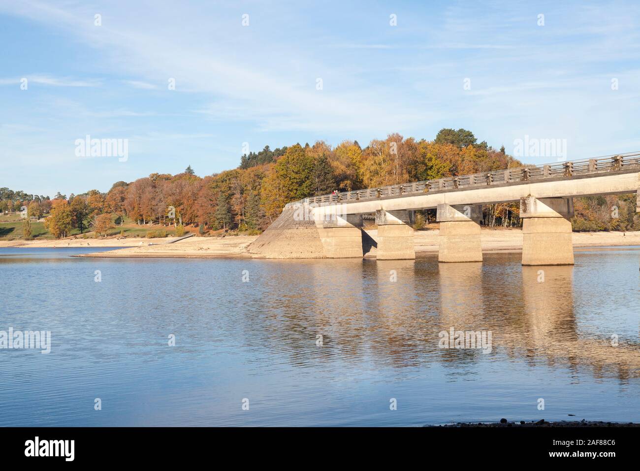 Lac de Vassivière, Creuse, Plateau de Millevaches, Nouvelle-Aquitaine, Frankreich, im Herbst Stockfoto