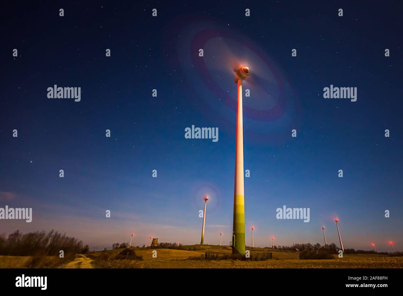 Wind Turbine spinning schnell am Nachthimmel in Litauen, Europa Stockfoto