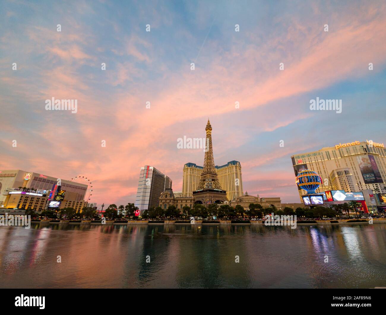 Las Vegas, SEP 25: Sonnenuntergang Blick auf Paris Casino mit Eiffelturm  und Wasser Tanz Performance am 25.September 2019 in Las Vegas, Nevada  Stockfotografie - Alamy