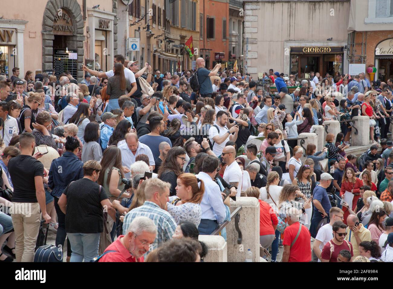 Riesige Menschenmengen am Trevi-Brunnen in Rom selfies und Münzen in den Brunnen für Glück werfen. Sicherheit jetzt verhindern, dass Menschen aus dem Sitzen Stockfoto