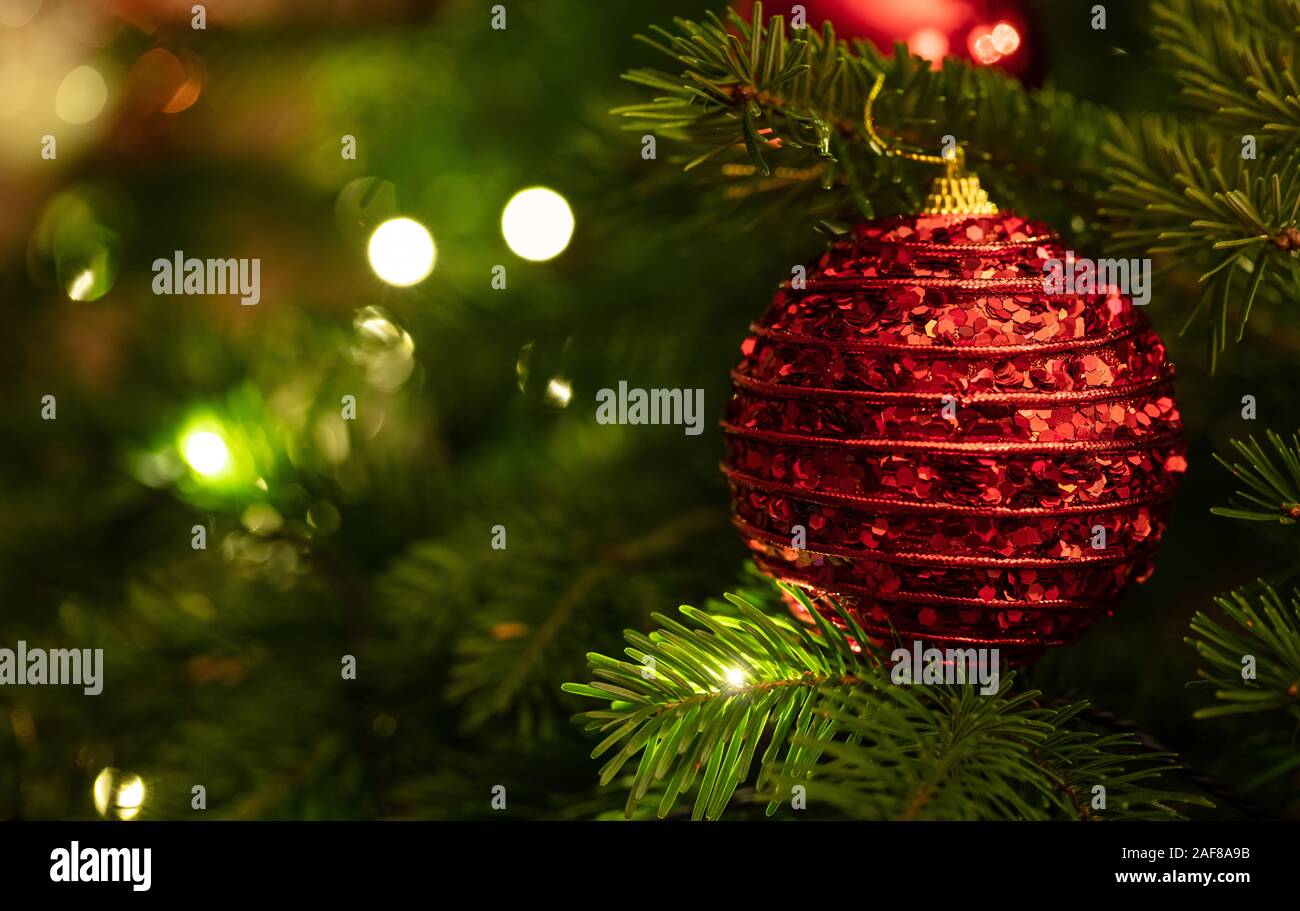 Christmas Ball rot Detailansicht. Xmas tree ornament Dekoration, grußkartenvorlage Stockfoto
