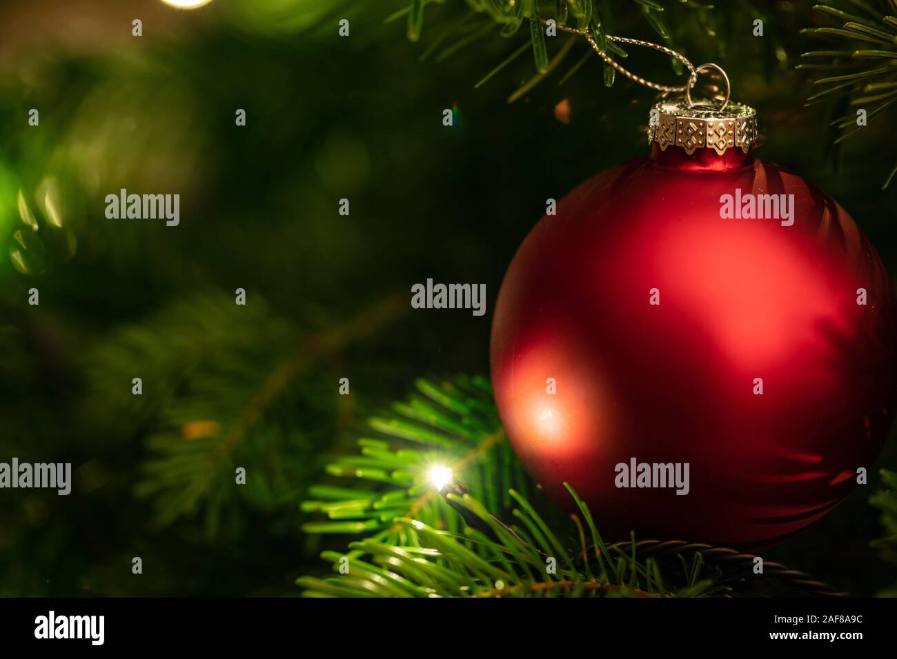 Christmas Ball rot Detailansicht. Xmas tree ornament Dekoration, grußkartenvorlage Stockfoto