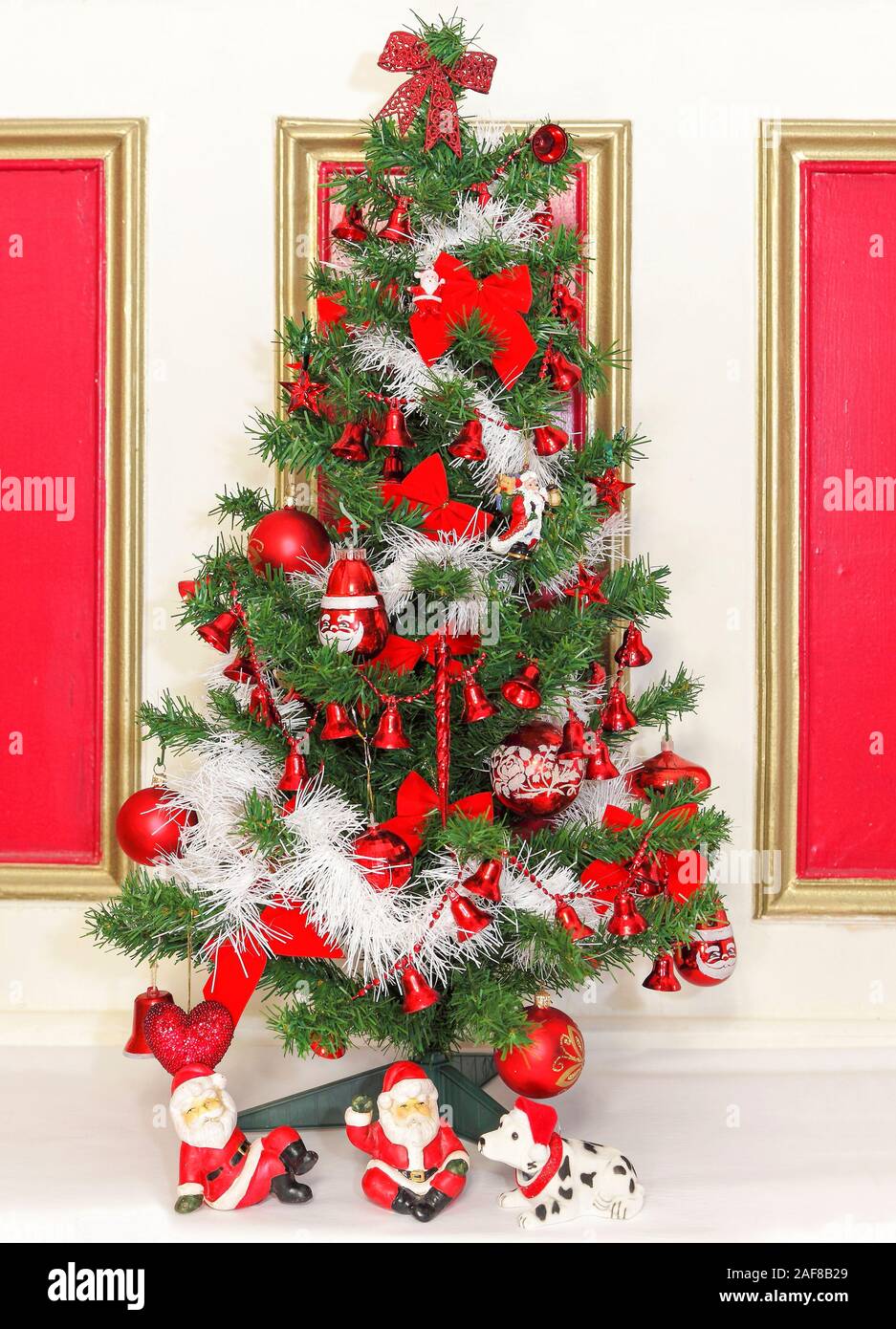 Rote und weiße themed geschmückten Weihnachtsbaum die Weihnachtszeit zu feiern, Weihnachten, Noel, Yuletide, Stockfoto