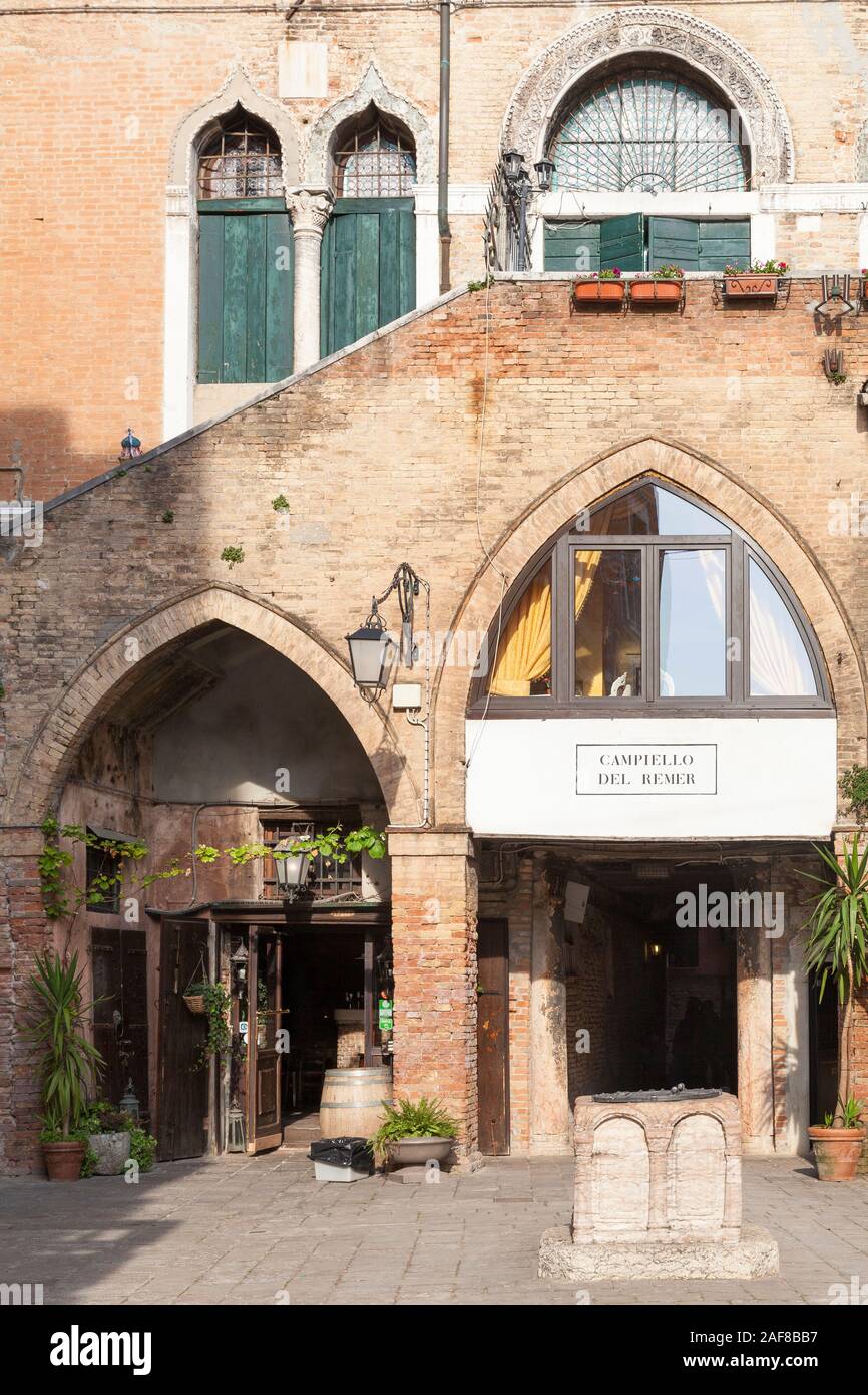 Eintritt in die Taverna al Remer, ein beliebtes Restaurant in San Marco, Venedig, in den Campiello del Remer mit seinen gewölbten mittelalterliche Architektur Stockfoto