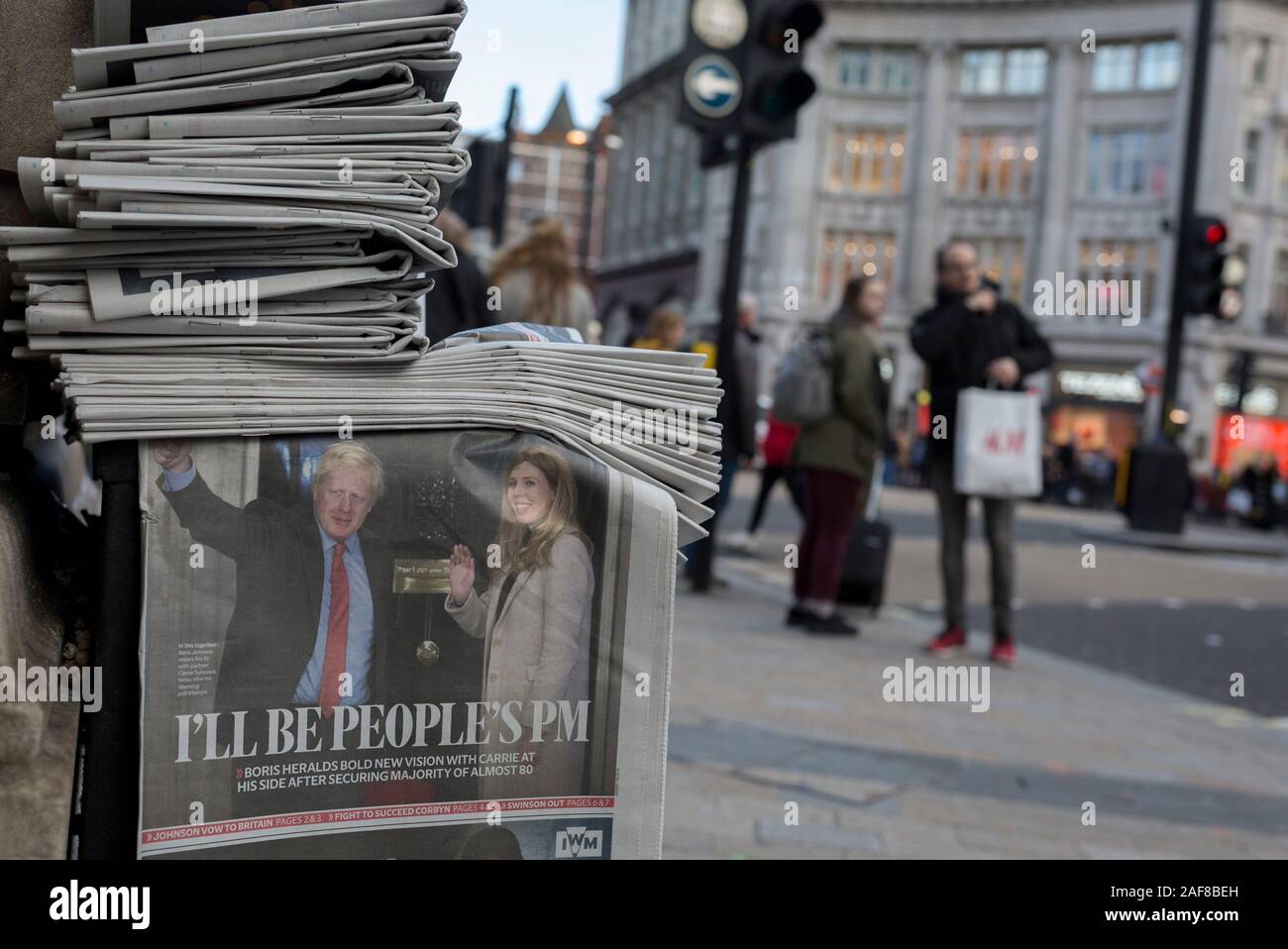 Am Tag nach der britische Premierminister Boris Johnson die Konservative Partei von einem Erdrutsch allgemeine Wahl Sieg und gewann 80 Sitze (die größte seit 1987), den Evening Standard Zeitung zeigt Johnson und sein Partner Carrie Symonds winkend auf die Schritte der 10 Downing Street über der Überschrift "ICH DER PM', am 13. Dezember 2019, in London, England. Stockfoto