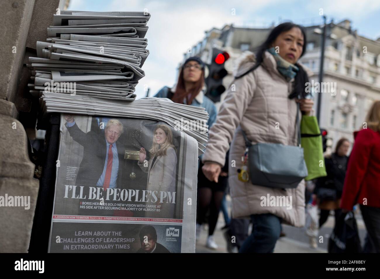 Am Tag nach der britische Premierminister Boris Johnson die Konservative Partei von einem Erdrutsch allgemeine Wahl Sieg und gewann 80 Sitze (die größte seit 1987), den Evening Standard Zeitung zeigt Johnson und sein Partner Carrie Symonds winkend auf die Schritte der 10 Downing Street über der Überschrift "ICH DER PM', am 13. Dezember 2019, in London, England. Stockfoto