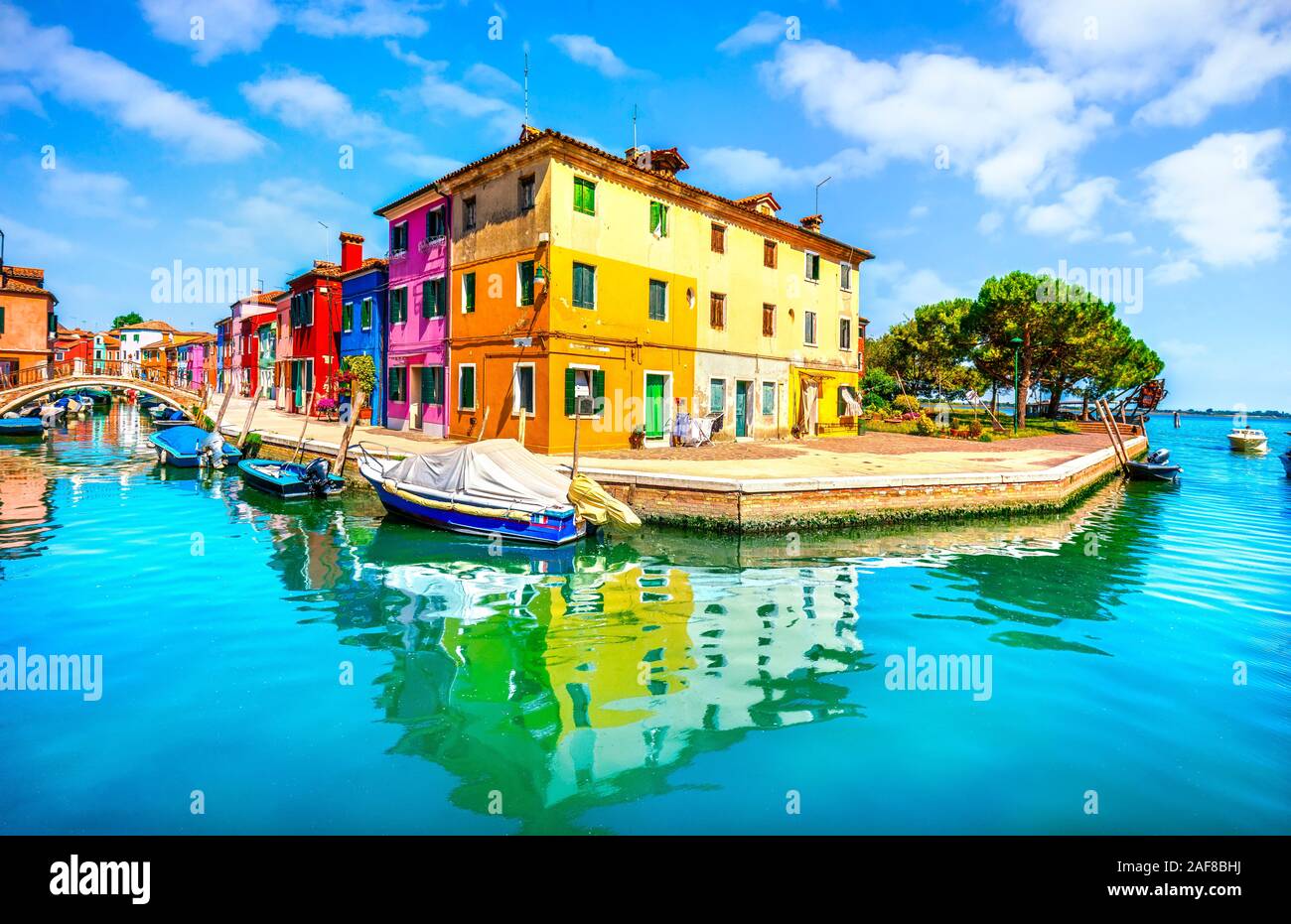 Wahrzeichen von Venedig, Burano Insel Canal, bunte Häuser und Boote, Italien, Europa. Stockfoto