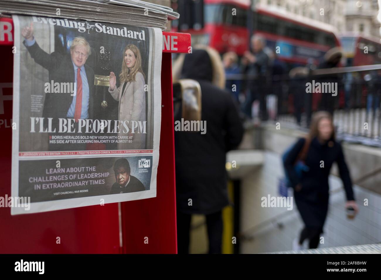 Am Tag nach der britische Premierminister Boris Johnson die Konservative Partei von einem Erdrutsch allgemeine Wahl Sieg und gewann 80 Sitze (die größte seit 1987), den Evening Standard Zeitung zeigt Johnson und sein Partner Carrie Symonds winkend auf die Schritte der 10 Downing Street über der Überschrift "ICH DER PM', am 13. Dezember 2019, in London, England. Stockfoto