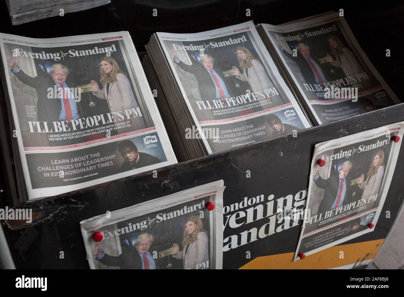 Am Tag nach der britische Premierminister Boris Johnson die Konservative Partei von einem Erdrutsch allgemeine Wahl Sieg und gewann 80 Sitze (die größte seit 1987), den Evening Standard Zeitung zeigt Johnson und sein Partner Carrie Symonds winkend auf die Schritte der 10 Downing Street über der Überschrift "ICH DER PM', am 13. Dezember 2019, in London, England. Stockfoto