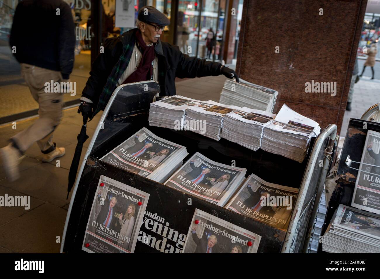 Am Tag nach der britische Premierminister Boris Johnson die Konservative Partei von einem Erdrutsch allgemeine Wahl Sieg und gewann 80 Sitze (die größte seit 1987), den Evening Standard Zeitung zeigt Johnson und sein Partner Carrie Symonds winkend auf die Schritte der 10 Downing Street über der Überschrift "ICH DER PM', am 13. Dezember 2019, in London, England. Stockfoto