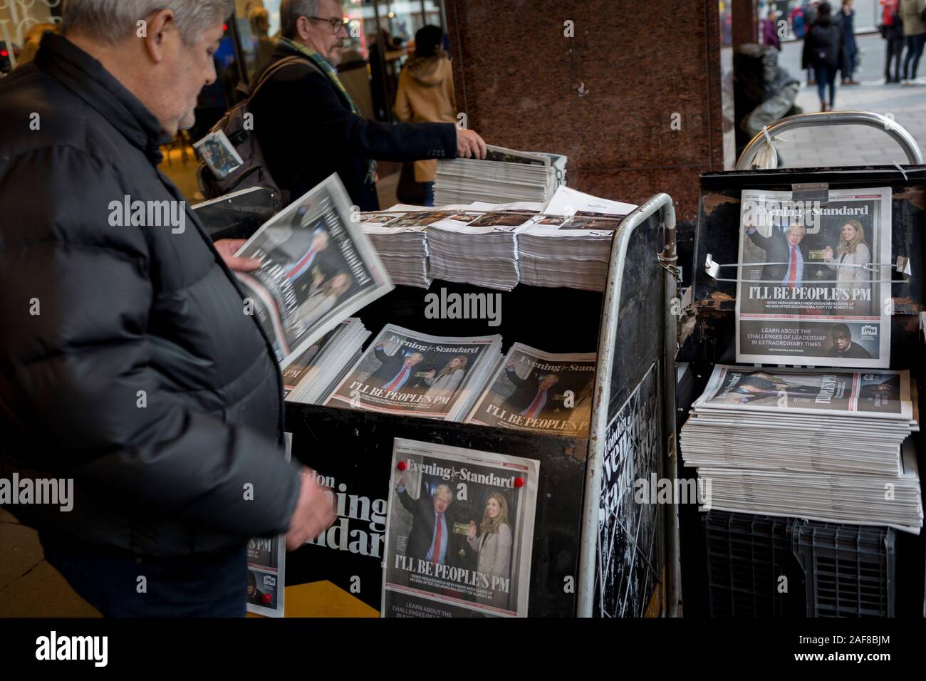 Am Tag nach der britische Premierminister Boris Johnson die Konservative Partei von einem Erdrutsch allgemeine Wahl Sieg und gewann 80 Sitze (die größte seit 1987), den Evening Standard Zeitung zeigt Johnson und sein Partner Carrie Symonds winkend auf die Schritte der 10 Downing Street über der Überschrift "ICH DER PM', am 13. Dezember 2019, in London, England. Stockfoto