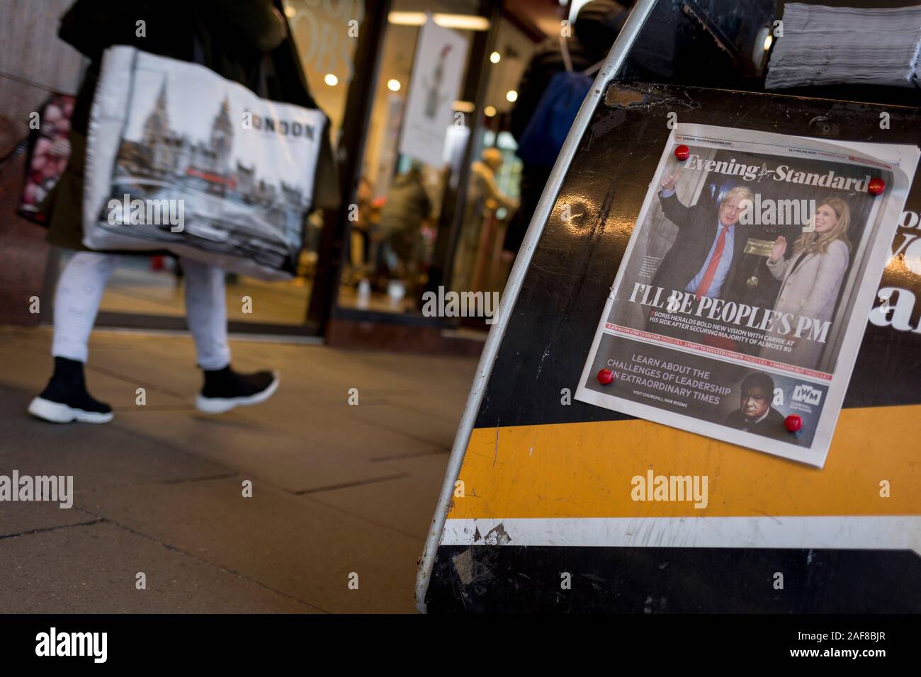 Am Tag nach der britische Premierminister Boris Johnson die Konservative Partei von einem Erdrutsch allgemeine Wahl Sieg und gewann 80 Sitze (die größte seit 1987), den Evening Standard Zeitung zeigt Johnson und sein Partner Carrie Symonds winkend auf die Schritte der 10 Downing Street über der Überschrift "ICH DER PM', am 13. Dezember 2019, in London, England. Stockfoto