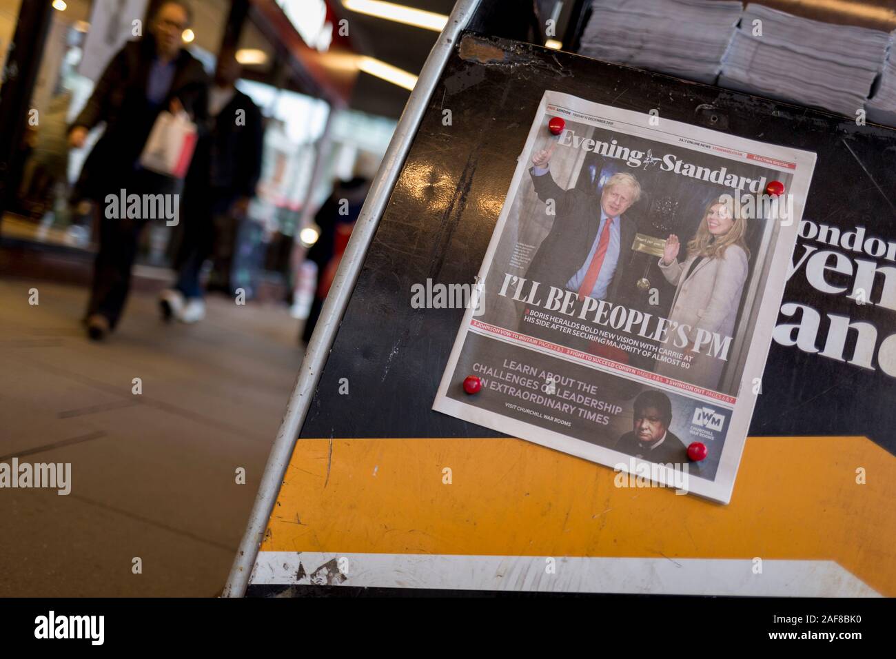 Am Tag nach der britische Premierminister Boris Johnson die Konservative Partei von einem Erdrutsch allgemeine Wahl Sieg und gewann 80 Sitze (die größte seit 1987), den Evening Standard Zeitung zeigt Johnson und sein Partner Carrie Symonds winkend auf die Schritte der 10 Downing Street über der Überschrift "ICH DER PM', am 13. Dezember 2019, in London, England. Stockfoto