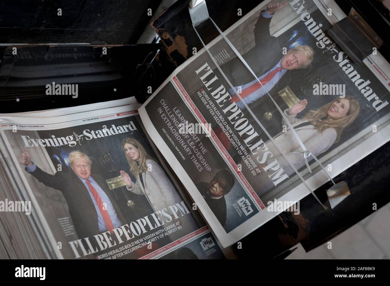 Am Tag nach der britische Premierminister Boris Johnson die Konservative Partei von einem Erdrutsch allgemeine Wahl Sieg und gewann 80 Sitze (die größte seit 1987), den Evening Standard Zeitung zeigt Johnson und sein Partner Carrie Symonds winkend auf die Schritte der 10 Downing Street über der Überschrift "ICH DER PM', am 13. Dezember 2019, in London, England. Stockfoto