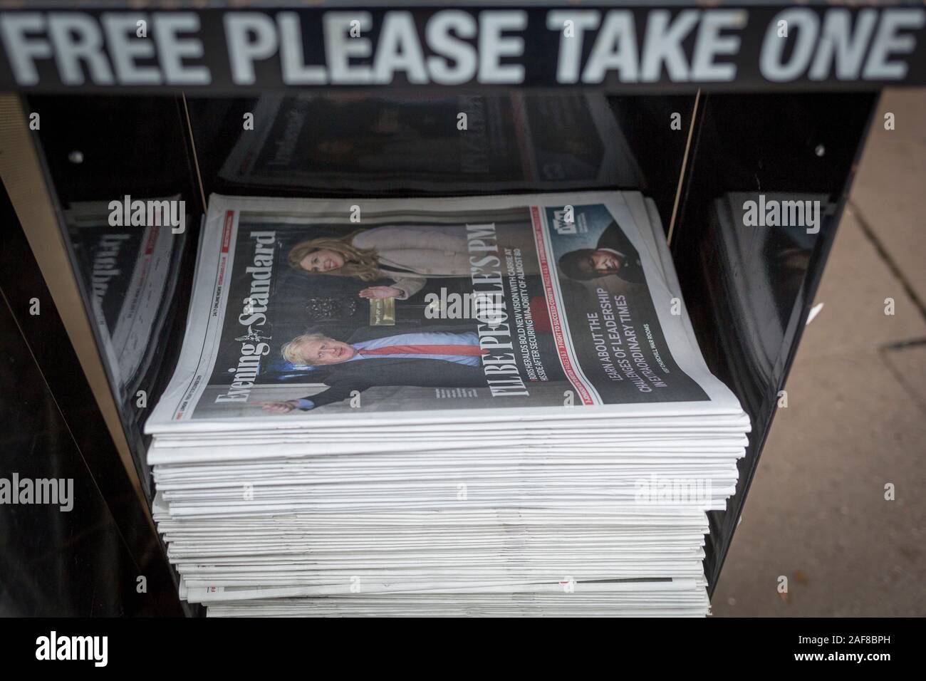 Am Tag nach der britische Premierminister Boris Johnson die Konservative Partei von einem Erdrutsch allgemeine Wahl Sieg und gewann 80 Sitze (die größte seit 1987), den Evening Standard Zeitung zeigt Johnson und sein Partner Carrie Symonds winkend auf die Schritte der 10 Downing Street über der Überschrift "ICH DER PM', am 13. Dezember 2019, in London, England. Stockfoto