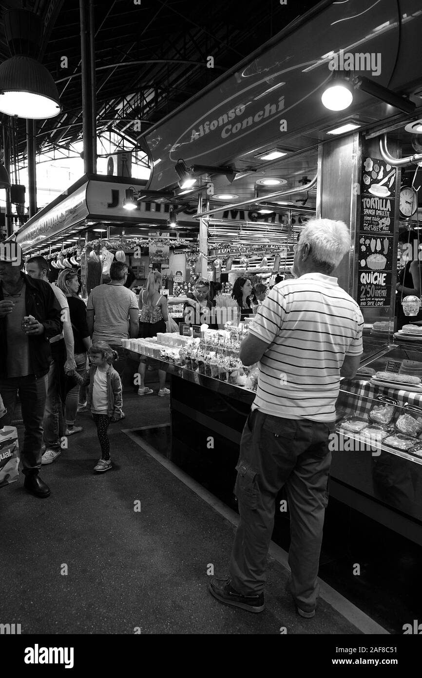 Monochromes Bild von Marktständen verkaufen verschiedene Getränke und innerhalb der Mercado de La Boquerioa in Barcelona. Stockfoto
