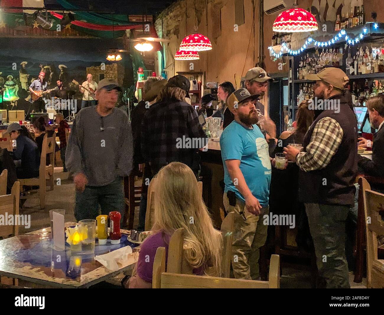 Terlingua, Texas. Gönner an Terlingua Theater, ein Restaurant und eine Bar. Stockfoto