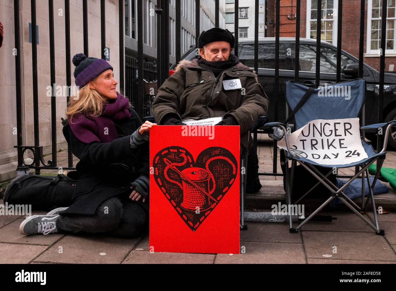 Aussterben Rebellion Demonstrant im Hungerstreik außerhalb der Konservativen Partei, London, UK Stockfoto