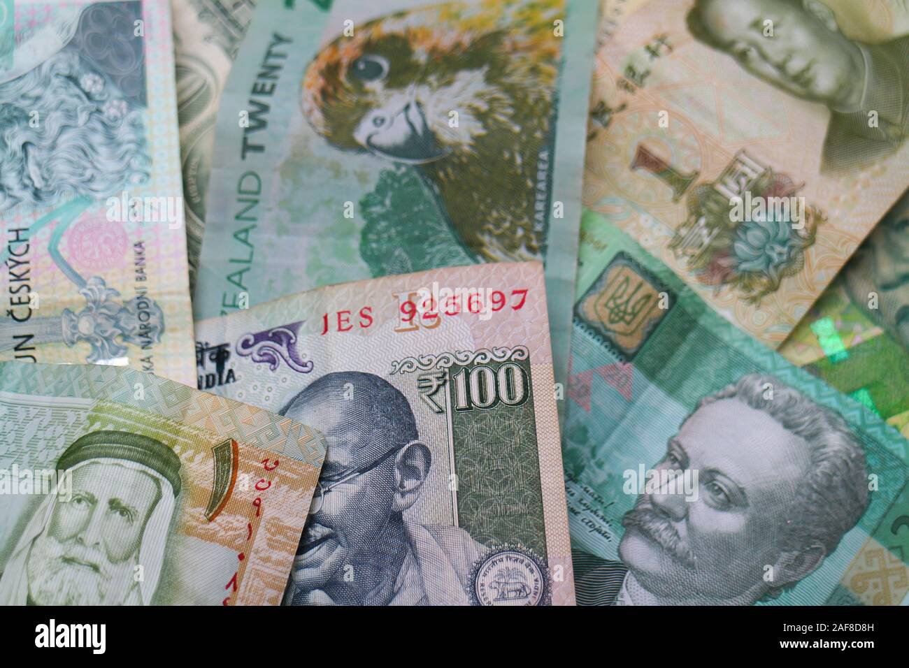 Grünen Banknoten der Welt Währungen: Indische Rupien, Chinesisch Yuan, jordanische Dinar, US-Dollar, Südafrikanische Rand, Tschechische Krone, ukrainische Griwna. Stockfoto