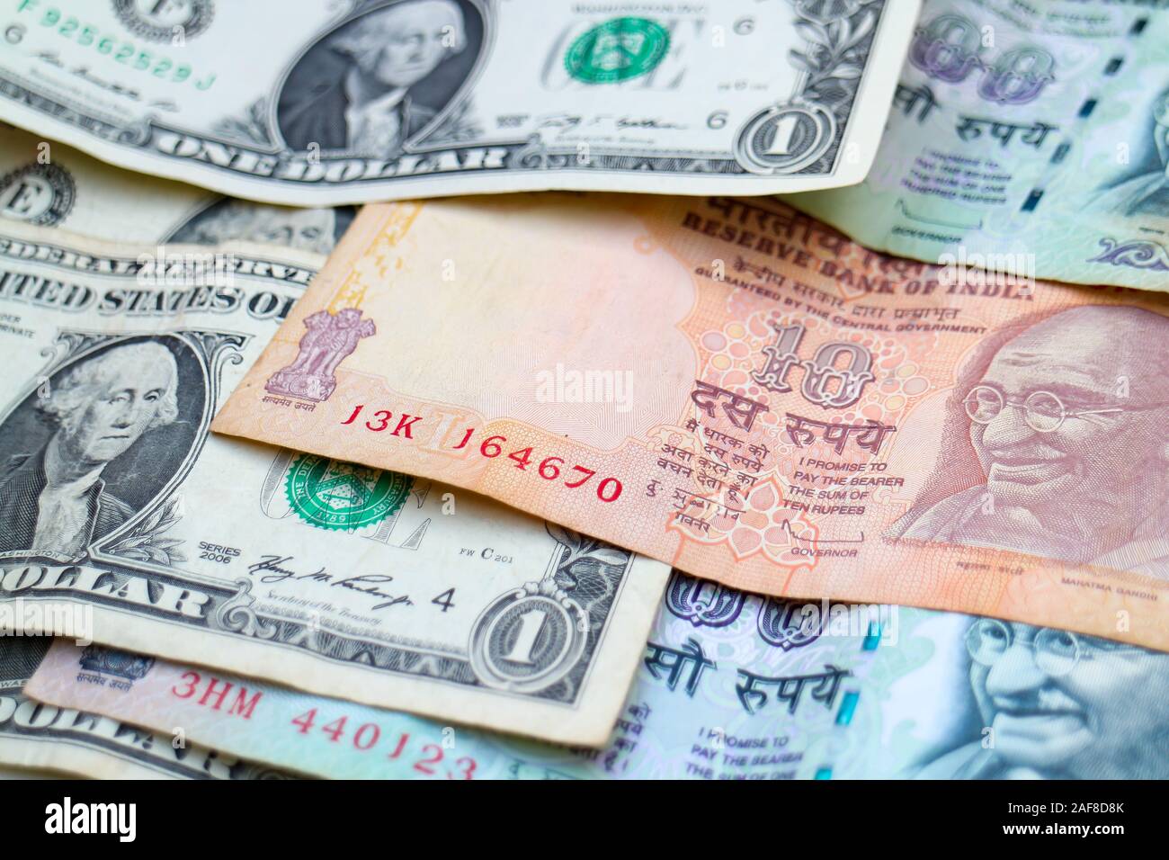 Währungen der wichtigsten Volkswirtschaften der Welt Usa und Indien: US-Dollar und Indische Rupien Banknoten. Stockfoto