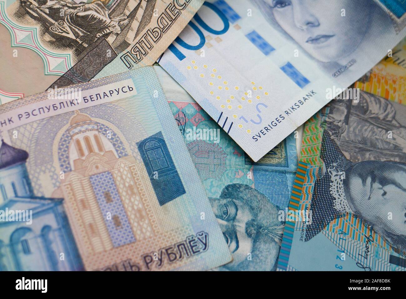 Blauen Banknoten verschiedener Währungen der Welt: Schwedische Krone, Russischer Rubel, Australische Dollar, belarussischen Rubel, ukrainische Griwna Stockfoto