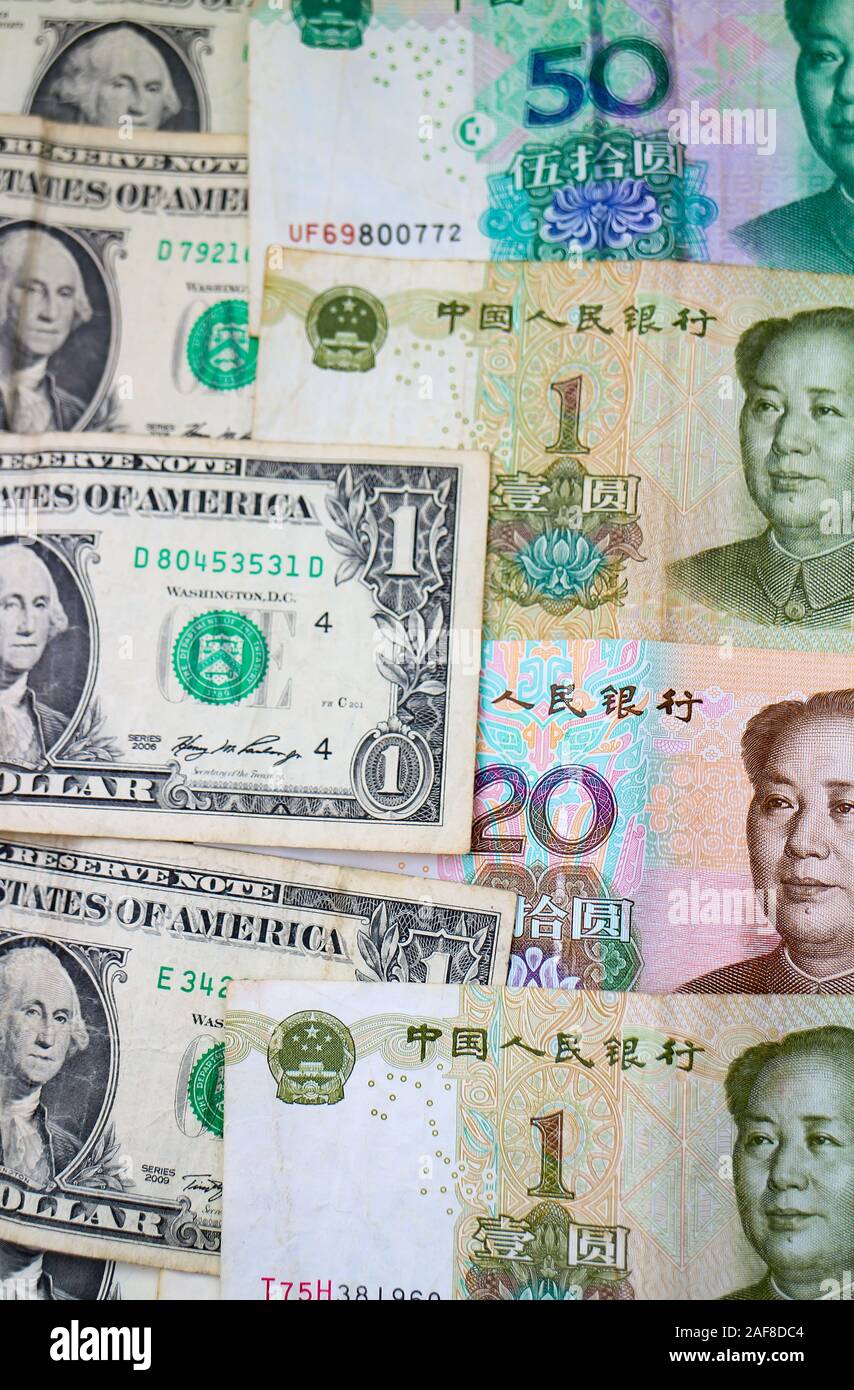 Währungen der wichtigsten Volkswirtschaften der Welt USA und China: US-Dollar und Yuan Banknoten. Stockfoto