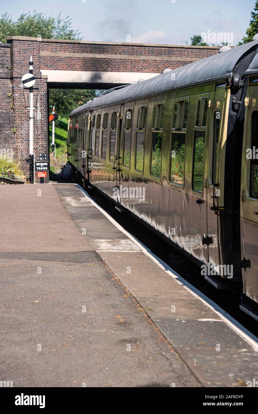 Dampfzug vom Erbe Bahnhof in Winchcombe in Gloucestershire, England, Großbritannien ziehen Stockfoto