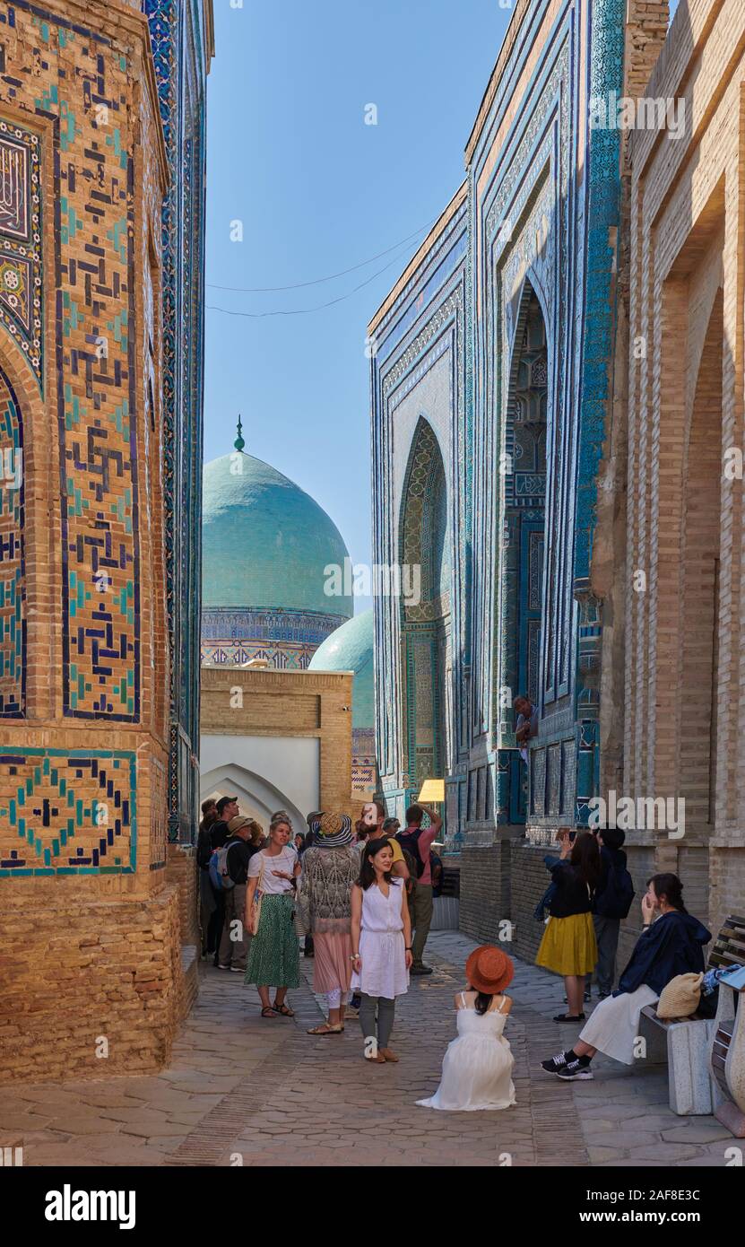 Touristen in der nekropole Schah-i-Wonders, Samarkand, Usbekistan, in Zentralasien Stockfoto
