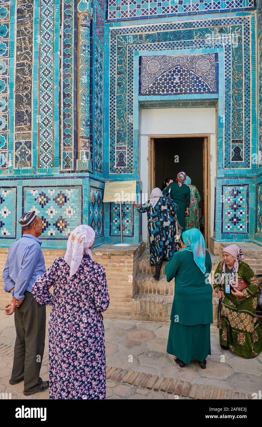 Lokale Touristen in Nekropole Schah-i-Wonders, Samarkand, Usbekistan, zentrale Asial Stockfoto