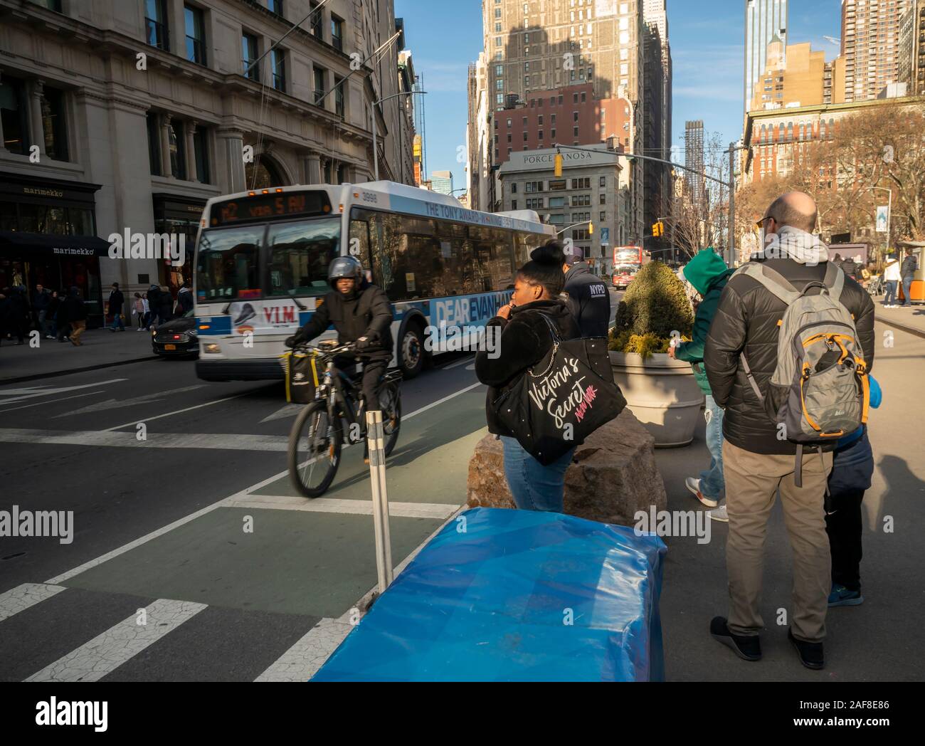 Fußgänger Share Space an einer Kreuzung im Flatiron Viertel von New York am Samstag, 7. Dezember 2019. (© Richard B. Levine) Stockfoto