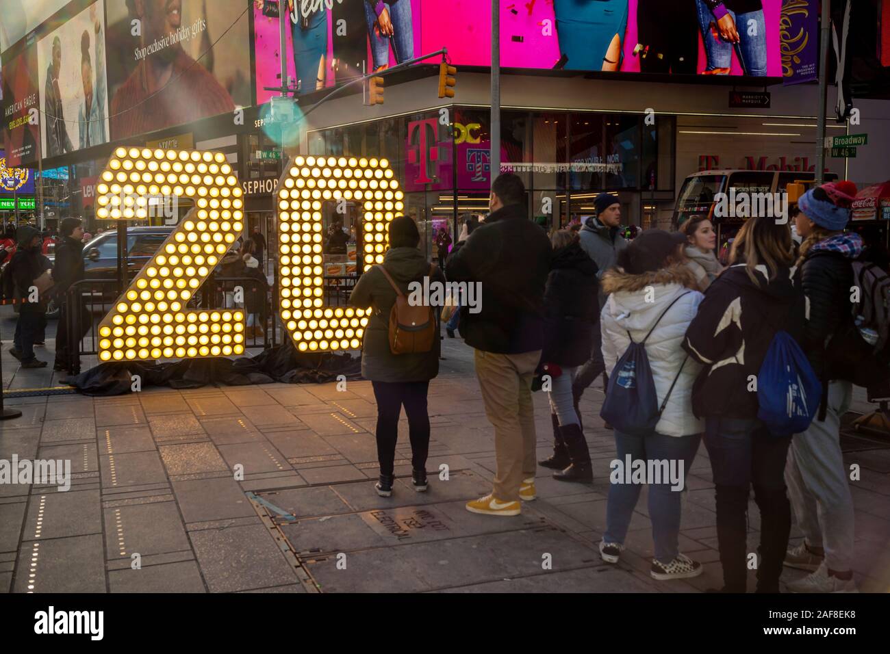 New York, New York/USA - Dezember 12, 2019 Besucher der Times Square in New York Posieren vor der beiden sieben Fuß - hohe Ziffern "2" und "0" am Times Square in New York am Mittwoch, 12. Dezember 2019. Die "20" wird Teil des LED-Displays auf einem Times Square, die bis um Mitternacht, 1. Januar Licht Schreibweise "2020" beginnt das neue Jahr. Die sieben Meter hohe Nummern nutzen energieeffiziente LED-Lampen, die das ganze Jahr anhalten wird, nie geändert werden. (© Richard B. Levine) Stockfoto