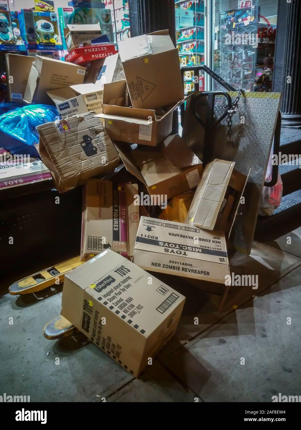 Kartons aus Christmas shopping Produkte warten auf kommerziellen trash Pick-up außerhalb eines Stores in New York am Donnerstag, 12. Dezember 2019. (© Richard B. Levine) Stockfoto