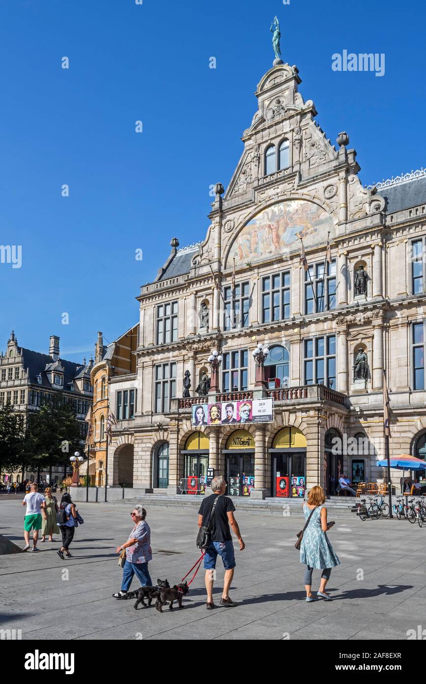 Royal Dutch/Theater NTGent Theater im eklektischen Stil auf dem Sint-Baafsplein/St. Bavo Platz der Stadt Gent im Sommer, Ostflandern, Belgien Stockfoto