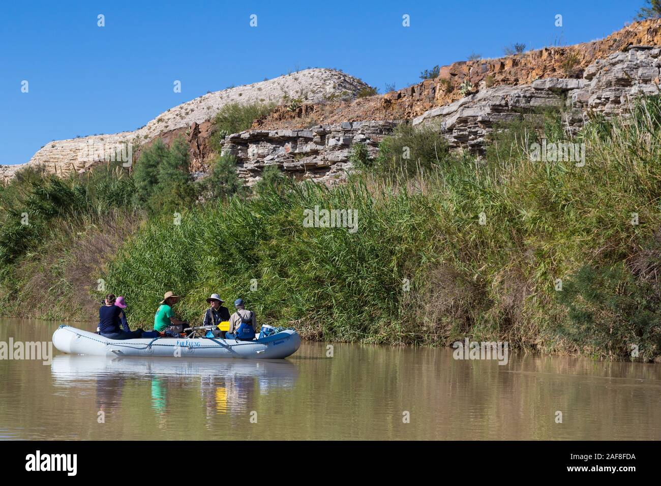 Rafting auf dem Rio Grande Fluss, fließt nordöstlich in der Nähe von Rio Grande Village, Big Bend National Park, Texas. Invasive Carrizo Zuckerrohr am Ufer. Stockfoto