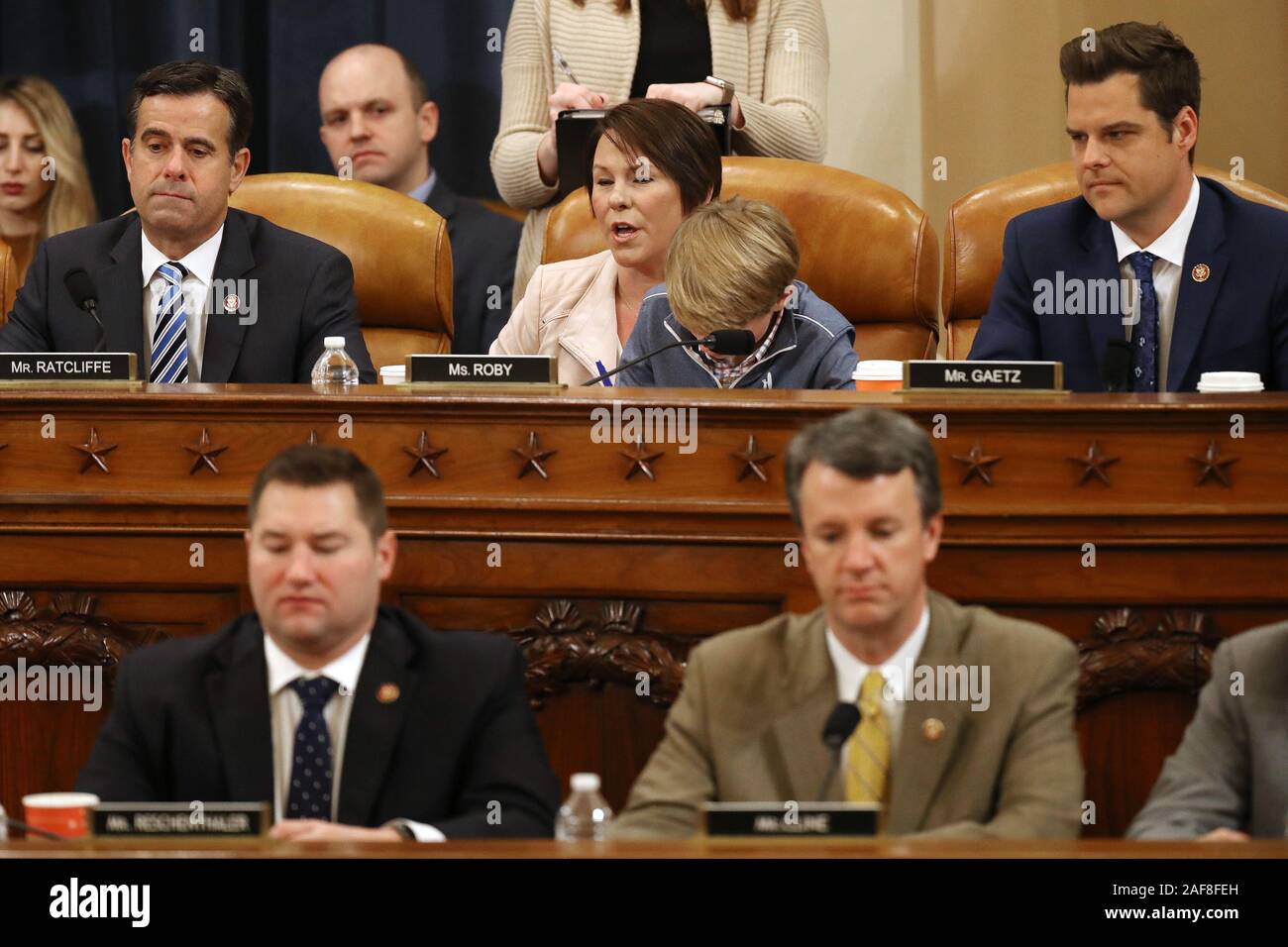 Haus richterlichen Ausschusses Mitglied rep. Martha Roby (R-AL) (C), mit ihrem Sohn George in ihren Schoß, Stimmen gegen den ersten von zwei Artikeln Amtsenthebungsverfahren gegen den US-Präsidenten Donald Trump während der abschließenden Momente einer Anhörung im Longworth House Bürogebäude auf dem Capitol Hill am Freitag, 13. Dezember 2019 in Washington, DC. Die Artikel kostenlos Trumpf mit dem Missbrauch von Macht und die Behinderung des Kongresses. Haus Demokraten behaupten, dass Trump eine klare und gegenwärtige Gefahr" für die nationale Sicherheit und die Wahl 2020 auf seinen Umgang mit der Ukraine auf der Grundlage gestellt. Pool Foto von Chip Somodevilla/UPI Stockfoto