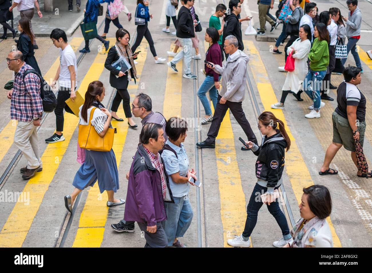 HongKong, China - November, 2019: Überqueren der Straße in belebten Einkaufsviertel von HongKong City Stockfoto