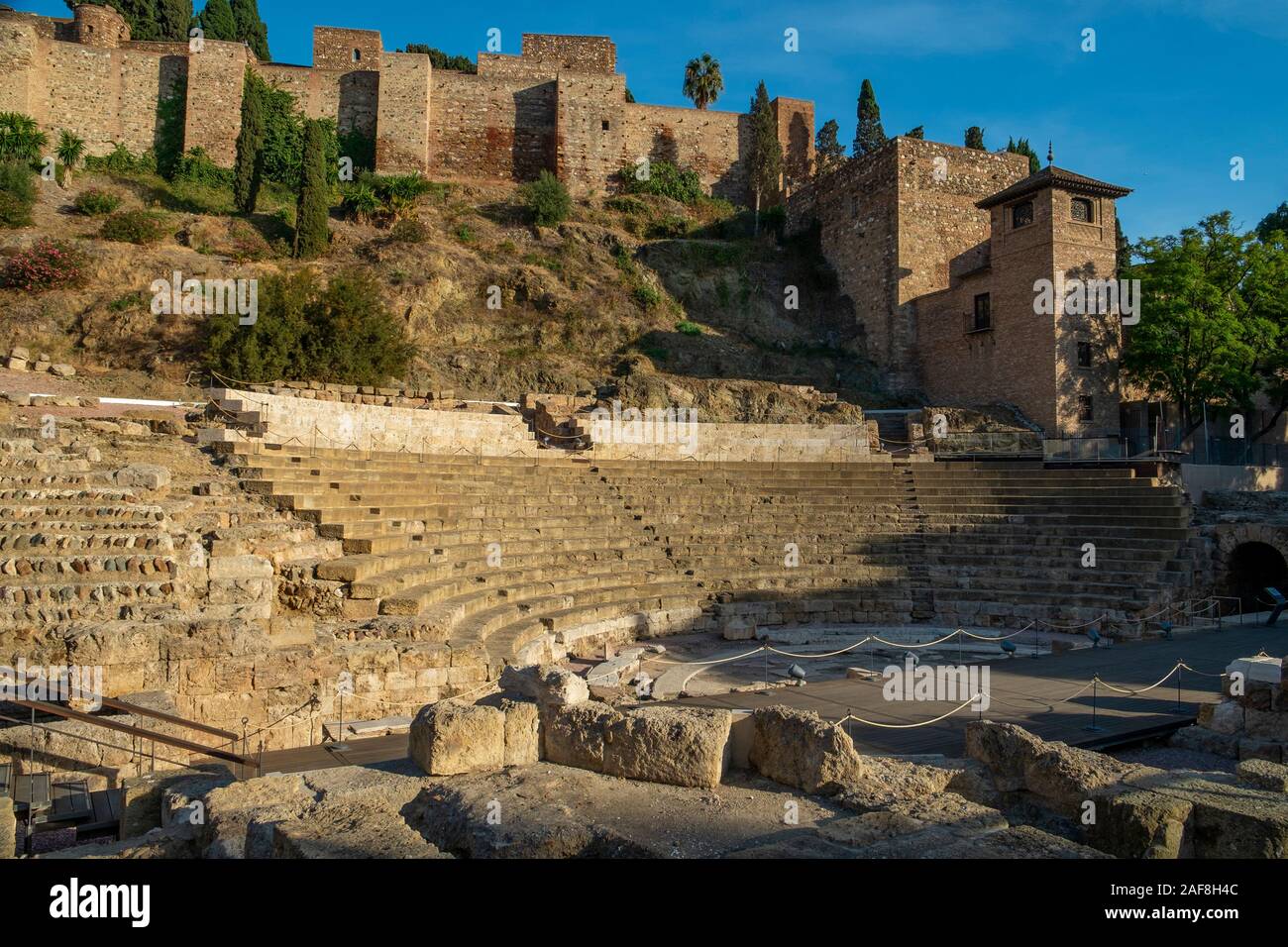 Das Römische Theater und die Alcazaba schloss. Malaga, Andalusien, Spanien Stockfoto