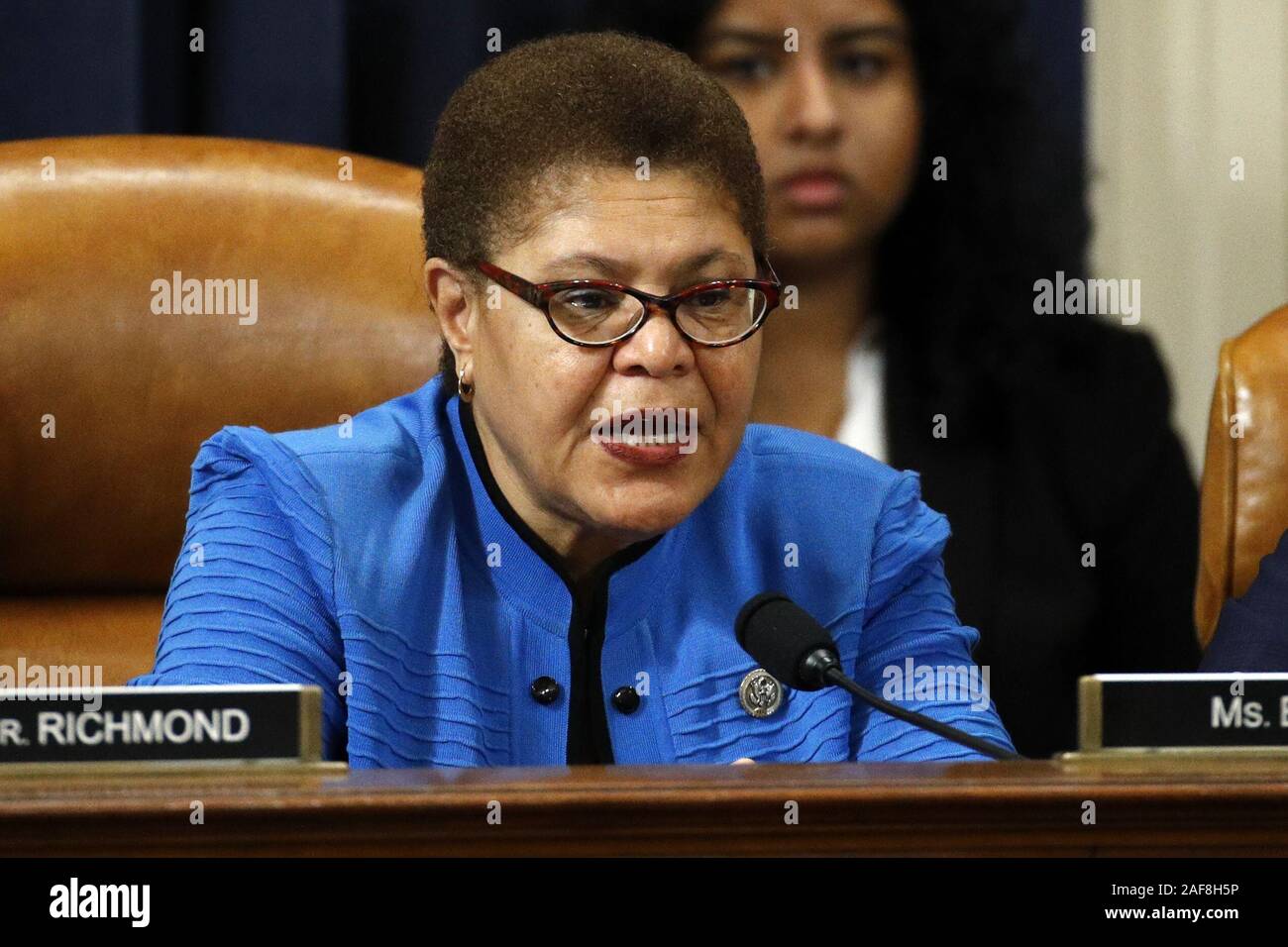 Washington DC, USA. 13 Dez, 2019. Rep. Karen Bass, D-Calif., Stimmen der zweite Artikel Amtsenthebungsverfahren gegen Präsident Donald Trumpduring ein Haus richterlichen Ausschusses Sitzung, Freitag, Dezember 13, 2019, auf dem Capitol Hill in Washington DC zu genehmigen. Pool Foto von Patrick Semansky/UPI Quelle: UPI/Alamy leben Nachrichten Stockfoto