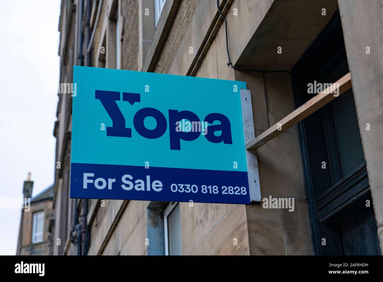 Yopa Haus zu Verkaufen Schild Schild draußen Wohnhaus Mehrfamilienhaus in Edinburgh, Schottland, Großbritannien Stockfoto