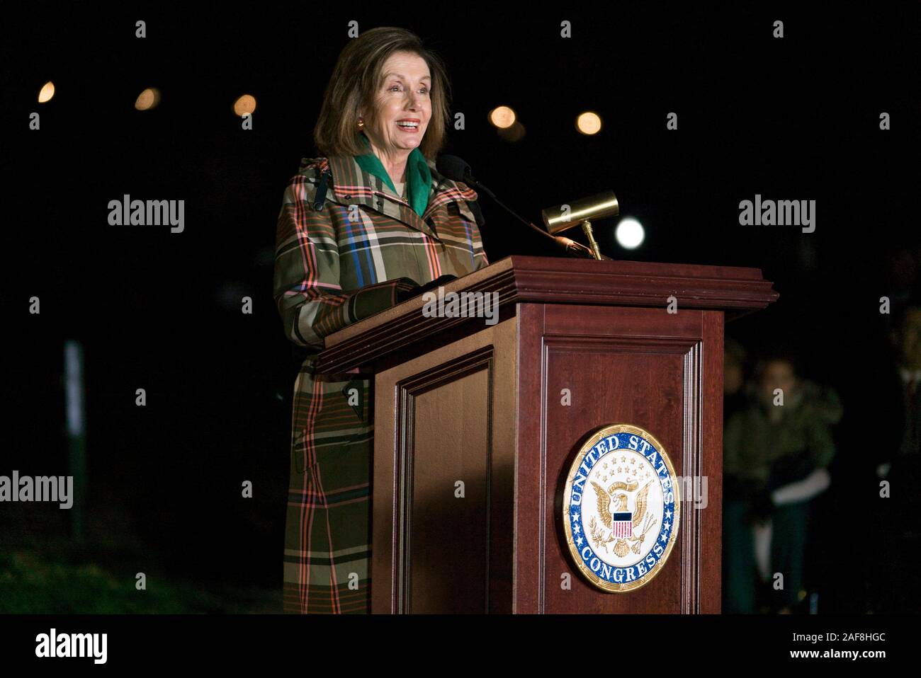 Us-Sprecher des Repräsentantenhauses, Nancy Pelosi, Adressen der jährlichen Capitol Weihnachtsbaum Zeremonie auf dem Rasen des Capitol Building Dezember 4, 2019 in Washington, DC. Stockfoto