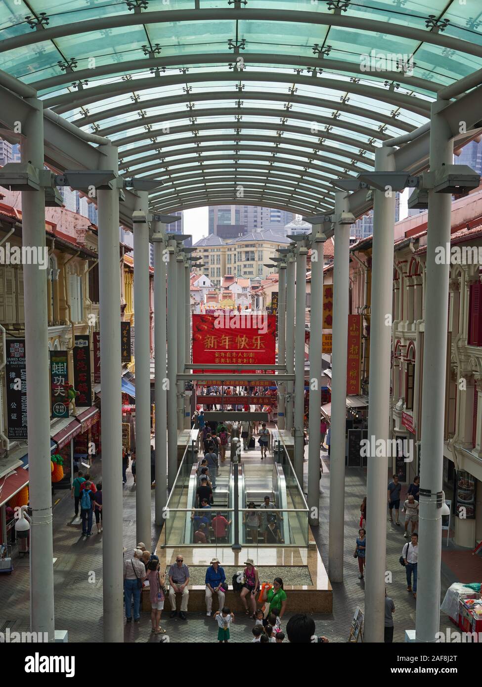 Einheimische und Touristen um Chinatown MRT wandering Stockfoto