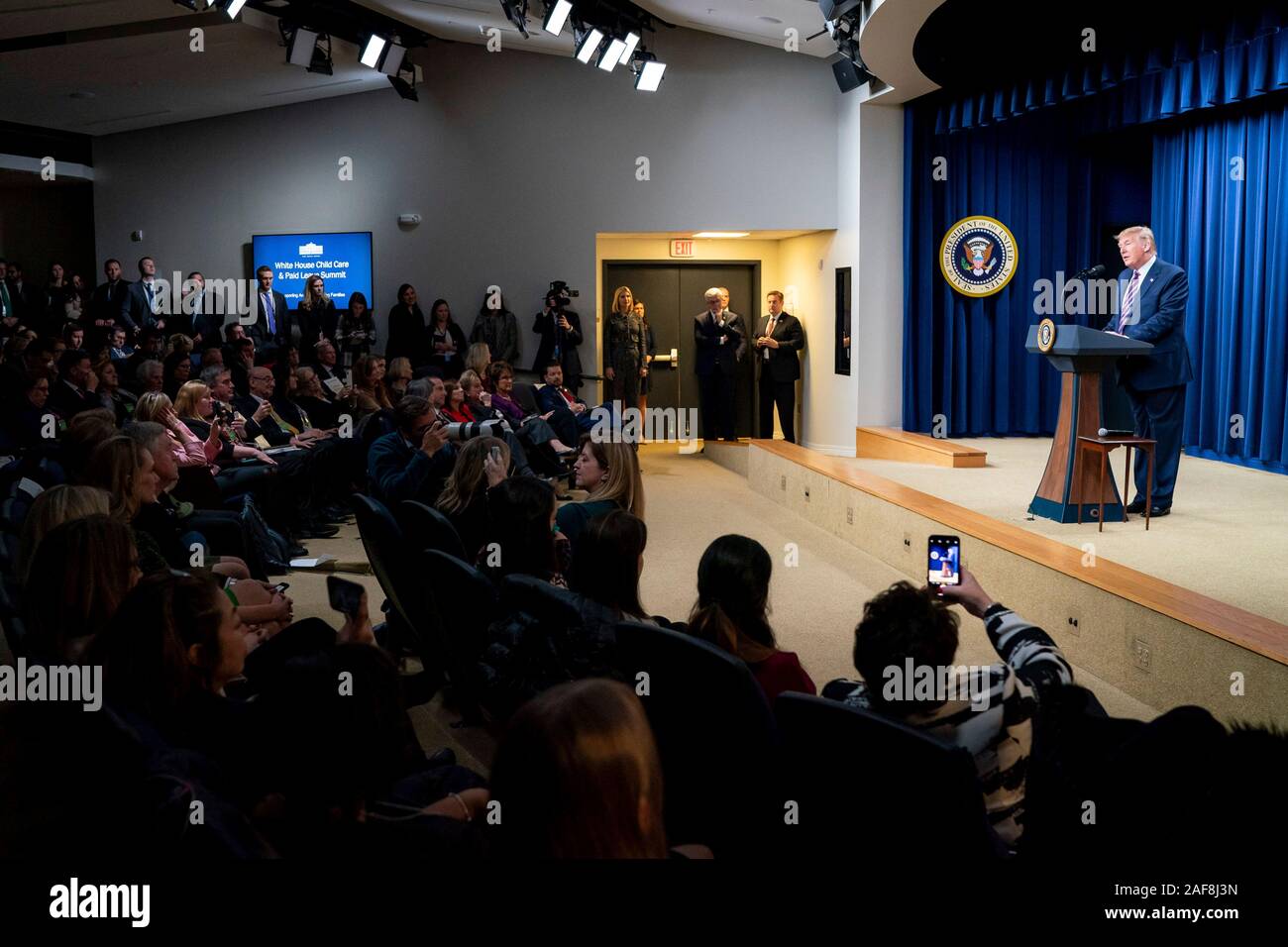 Washington DC, USA. 12. Dezember, 2019. Us-Präsident Donald Trump liefert Erläuterungen im Weißen Haus Gipfel zur Kinderbetreuung und bezahlten Urlaub: Unterstützung Amerikas arbeiten Familien im Süden Gericht Auditorium von das Eisenhower Executive Office Building im Weißen Haus am 12. Dezember 2019 in Washington, DC. Credit: Tia Dufour/White House Photo/Alamy leben Nachrichten Stockfoto