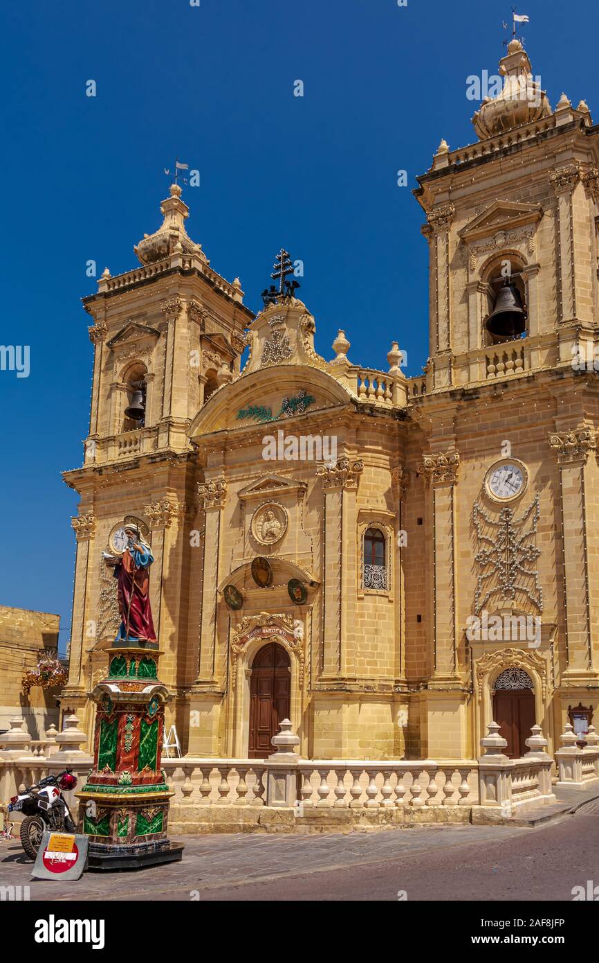 Fassade der Basilika der Geburt Mariens, mit bunten Statue für bevorstehende Festa montiert Stockfoto