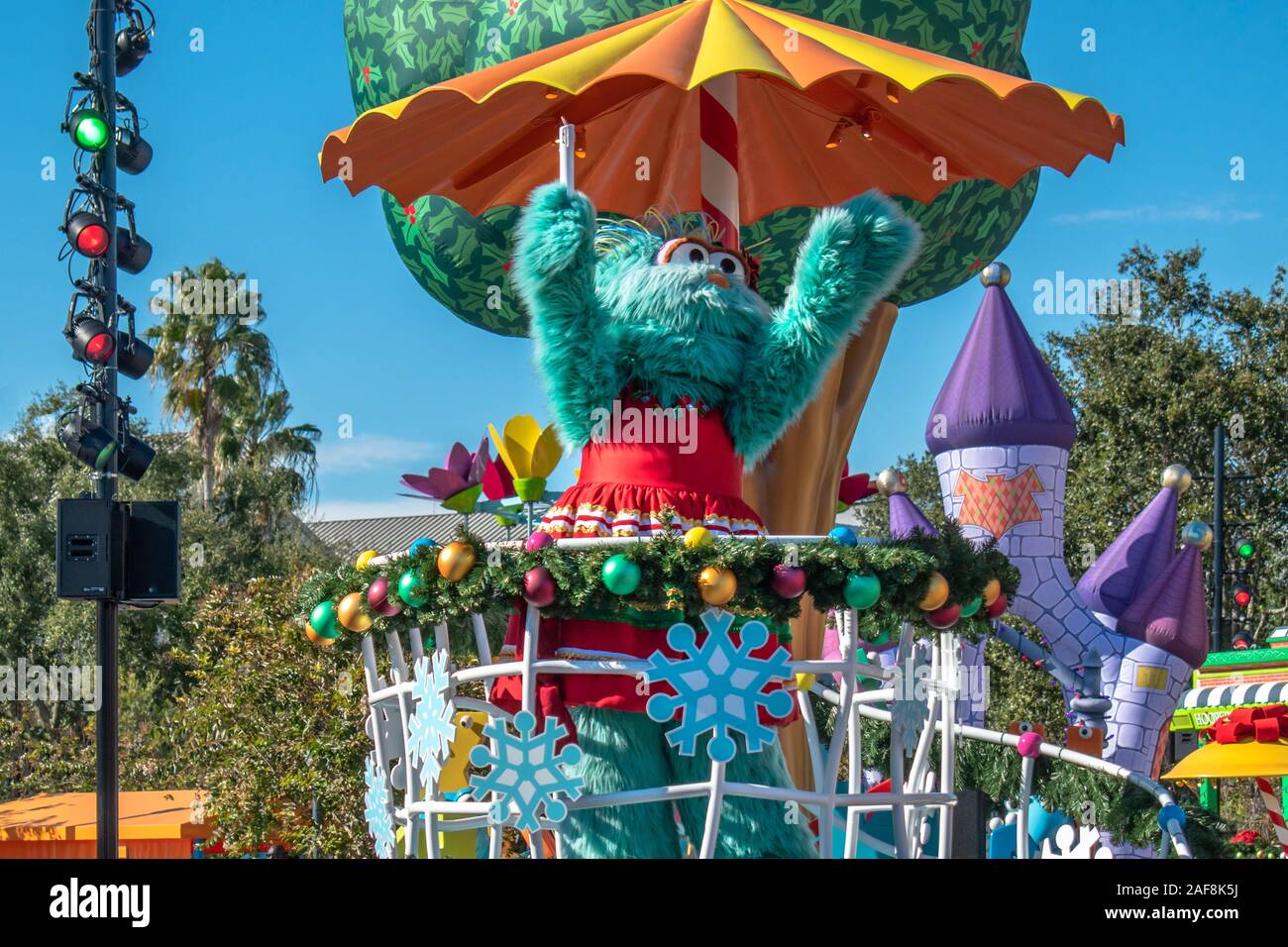 Orlando, Florida. 07. Dezember 2019. Rosita in Sesame Street Christmas Parade in Seaworld Stockfoto