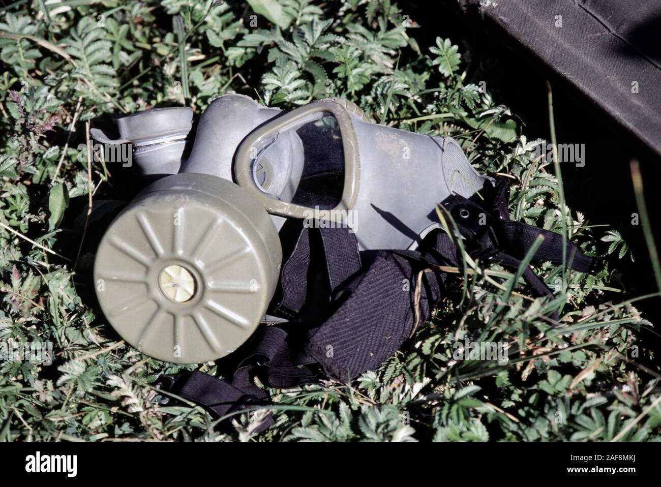 13. August 1993 während des Krieges in Bosnien: die bosnisch-serbische Armee (BSA) M1 Gas Mask auf Bjelašnica Berg. Stockfoto